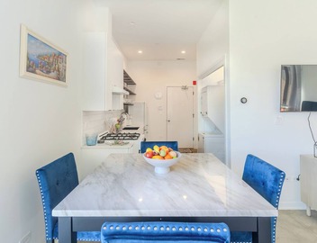Modern Deluxe Studio Suite in lovely Oak Park! 2