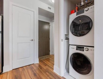 Modern Down Town Condo Near CN Tower with Fast WiFi 2