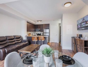 Modern Down Town Condo Near CN Tower with Fast WiFi 3