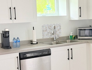 Modern Executive Suite - King Bed, Private Entry, 1GB Fibre, Laundry, Parking 2
