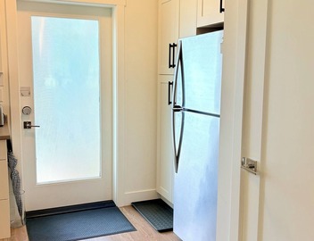 Modern Executive Suite - King Bed, Private Entry, 1GB Fibre, Laundry, Parking 4