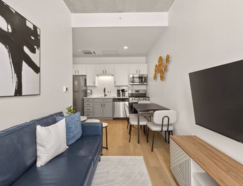 Modern, light-filled 2BR in Charlotte’s vibrant South End. Steps to the Rail Trail + Light Rail for easy Uptown access. Rooftop skyline views, luxe co-working, and walkable hotspots. Perfect for work, play, or extended stays. 3