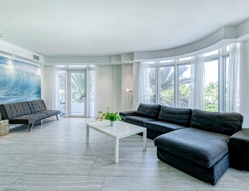 Modern Ocean Drive Condo in the Heart of Sobe! 3