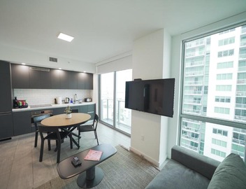 Modern Private Condo Downtown - Gym, Pool, Bayview 5