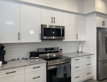 Modern spacious 2 bedroom apartment, close to all amenities 3
