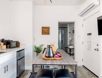 Modern Studio | 10min to LAX & SoFi + Patio & WiFi 2
