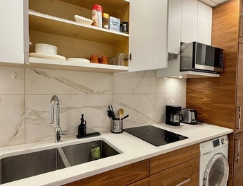 Modern Studio with Wi-Fi and Kitchen! (Steps away from public transit) 3