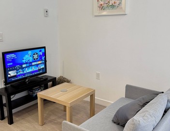 Modern Studio with Wi-Fi and Kitchen! (Steps away from public transit) 4