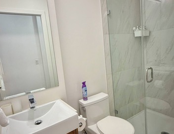 Modern Studio with Wi-Fi and Kitchen! (Steps away from public transit) 5
