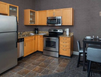 Modern Suites in the Heart of New Orleans! Outdoor Pool, Breakfast, Pet-friendly 5