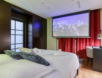 Montaigne Executive Suite 5