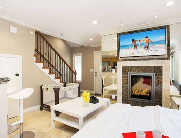 Multi-Level 2BR-Fast WiFI-Free Parking!-CM1 2