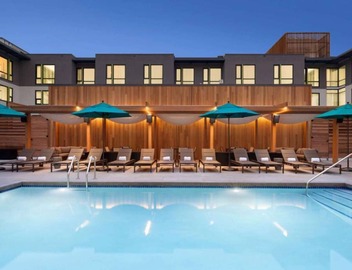 Near Pearl Street | Pool. Spa + On-Site Dining 4