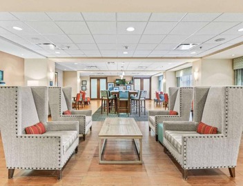 Near Riverdale Golf | Pool + Free Breakfast 5