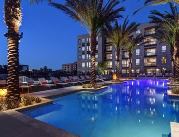 New Listing! Spacious Downtown 2bd with Resort Amenities 4