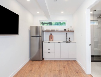 New, Modern & Clean Luxury Studio Suite - Great Location! 2