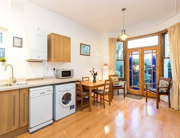 NEW Stylish 1 Bedroom Flat With Garden London 2