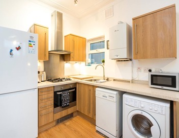 NEW Stylish 1 Bedroom Flat With Garden London 4