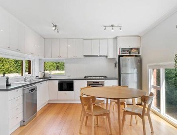 New Town Bungalow - A Leafy Family Haven 3