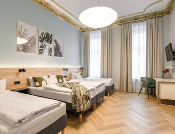 Newly designed 4 room apartment with balcony and modern equipment with 160 m² 4