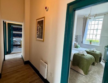 Newly refurbished, 2BD, 1Bath, Free Parking, Central 4