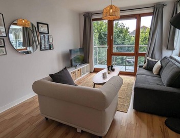 Newly Renovated D4 2BD @ The Aviva & Docklands 4