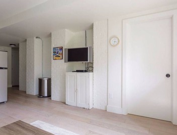 Newly renovated pet friendly apt by parks and train! 2