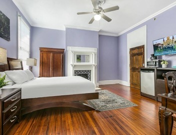 NOLA Studio | Streetcar Outside Your Door 4