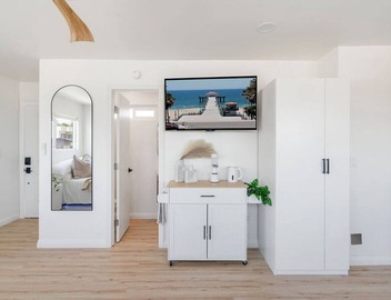 Ocean Views! 3 Mins Walk to Strand&Beach + Parking 4