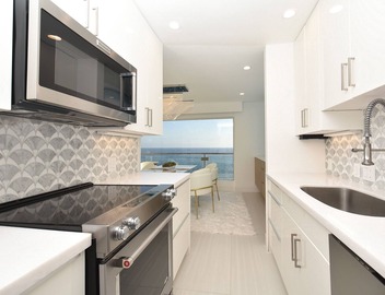 Oceanfront condo located at the end of Table Rock in Laguna Beach! 2