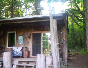 Off Grid Cabin sleeps 2 comfortably and additional 2 on futon. 3