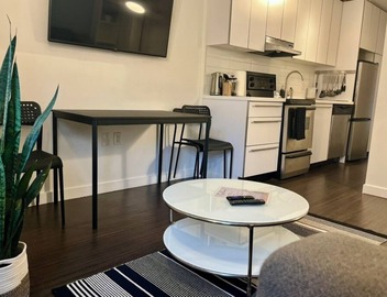 ONE BEDROOM IN VANCOUVER'S HISTORIC GASTOWN! Near dining, nightlife & shopping 2