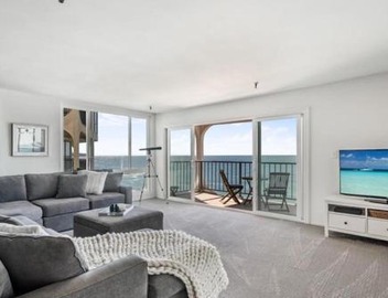 One Bedroom Oceanfront Retreat with Panoramic View 4
