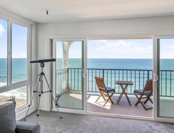 One Bedroom Oceanfront Retreat with Panoramic View 5