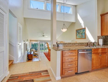 Only Steps to the Beach! Immaculate Townhouse in Sea Bluff 2