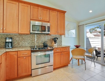 Only Steps to the Beach! Immaculate Townhouse in Sea Bluff 3