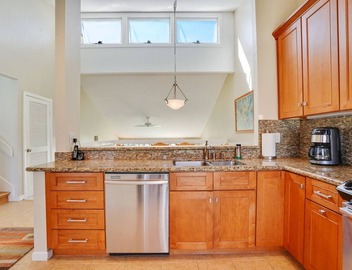 Only Steps to the Beach! Immaculate Townhouse in Sea Bluff 4