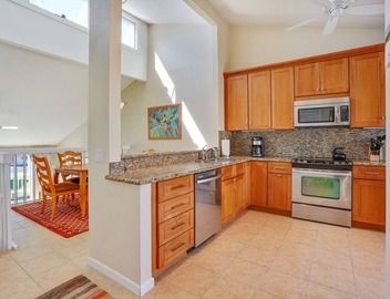 Only Steps to the Beach! Immaculate Townhouse in Sea Bluff 5