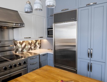 Open floorplan with country accents and a modern 2