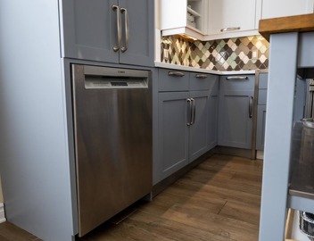 Open floorplan with country accents and a modern 3