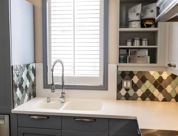 Open floorplan with country accents and a modern 4