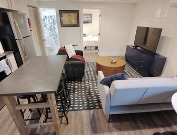 Over On Oak | Walk 2 Metro + PRIVATE PARKING 2