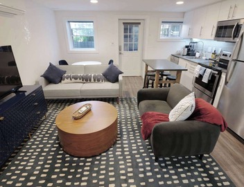 Over On Oak | Walk 2 Metro + PRIVATE PARKING 3
