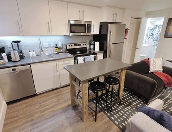Over On Oak | Walk 2 Metro + PRIVATE PARKING 4