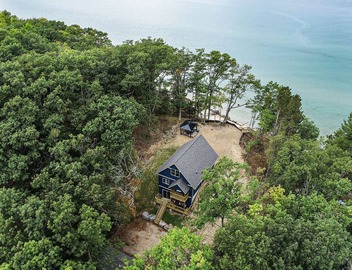 Overlooking Shoreline 2BDR Chalet 18396 5