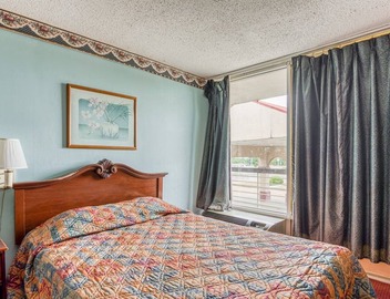 OYO Hotel Jackson North I-55| King Bed 4