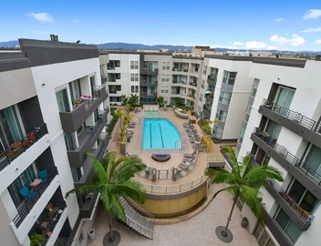 Peaceful 1-Bedroom Oasis by the Ocean · Free Parking · Pool · Gym · Hot Tub 3