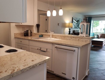 Peaceful, 3-bedroom condo, a short walk away from Port Hueneme beach and pier 4