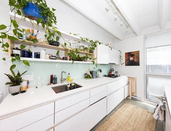 Peaceful Artists Garden Loft in the heart of Vancouver Chinatown. Pet-Friendly! 2