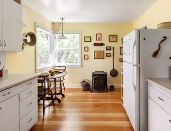 Peaceful, charming, cottage in wine country. Beautiful yard! 2
